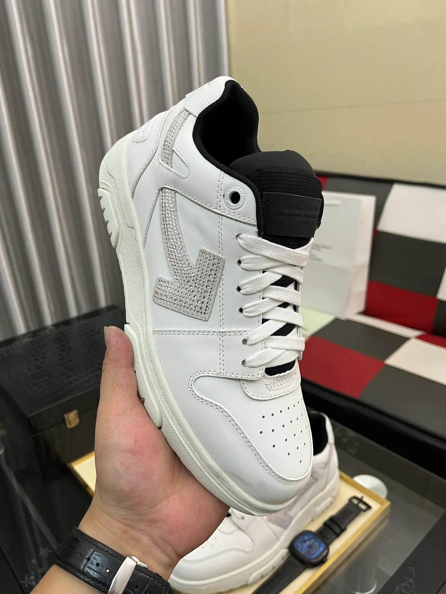 Men's shoes 💰660⌚️⌚️ OFF-White C/O VirGil Abloh fashionable and versatile casual shoes. Exclusive first release of the new model. Made of environmentally friendly cowhide leather and mesh fabric upper material. The insole is embedded with foam cushioning EVA material. The correct midsole is equipped with EVA lightweight cushioning. External tooth nail rubber outsole. The correct accessories are customized simultaneously. Women's model: 35-40 Men's model: 39-45